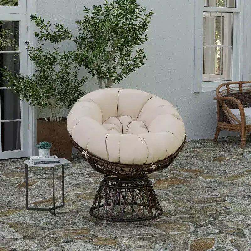 Fauteuil de patio pivotant en osier tressé de style Papasan Merrick Lane avec coussin amovible toutes saisons