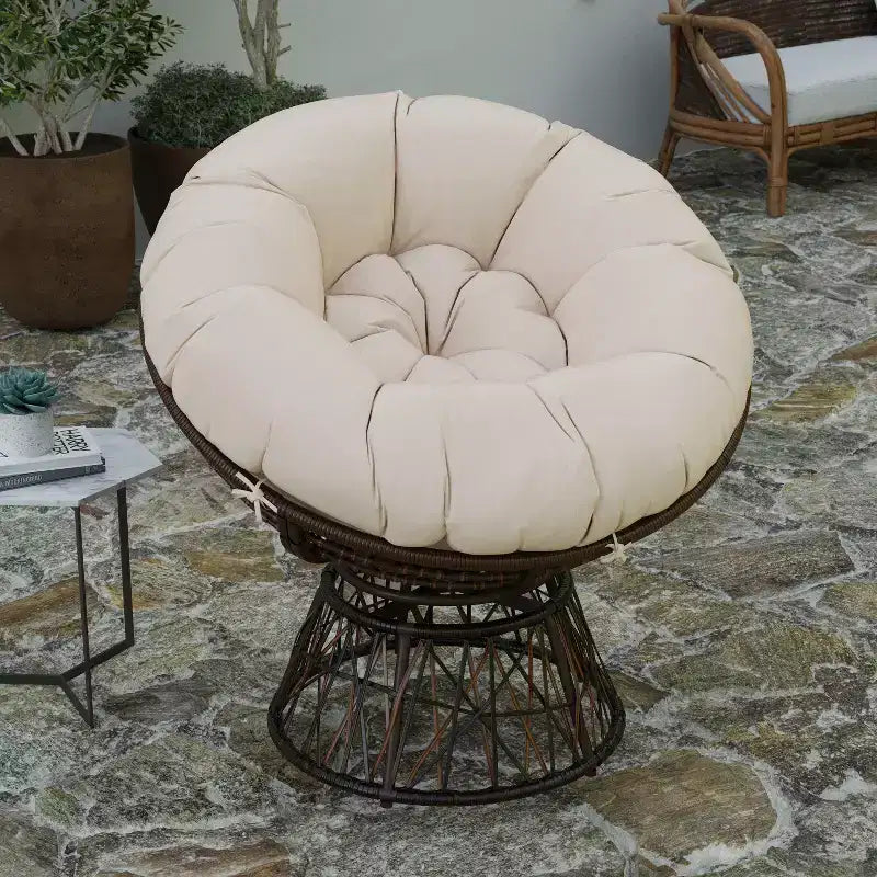Fauteuil de patio pivotant en osier tressé de style Papasan Merrick Lane avec coussin amovible toutes saisons