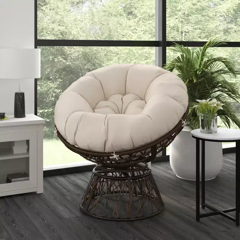 Fauteuil de patio pivotant en osier tressé de style Papasan Merrick Lane avec coussin amovible toutes saisons