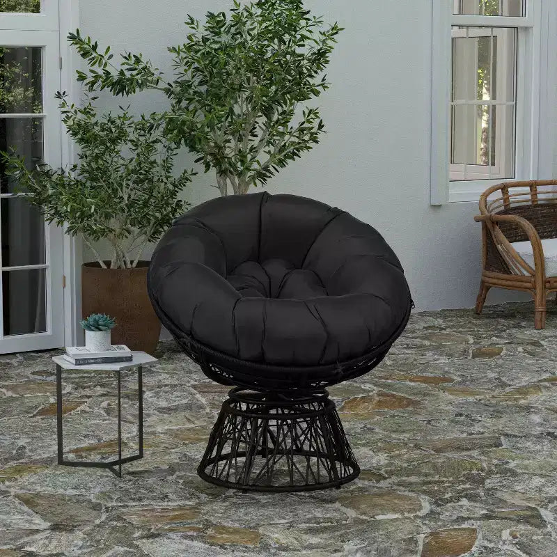 Fauteuil de patio pivotant en osier tressé de style Papasan Merrick Lane avec coussin amovible toutes saisons