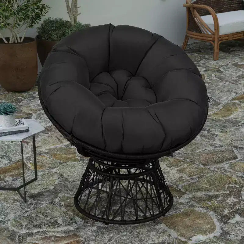 Fauteuil de patio pivotant en osier tressé de style Papasan Merrick Lane avec coussin amovible toutes saisons