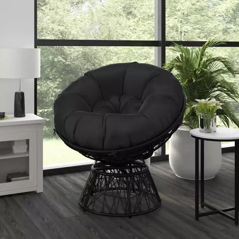 Fauteuil de patio pivotant en osier tressé de style Papasan Merrick Lane avec coussin amovible toutes saisons