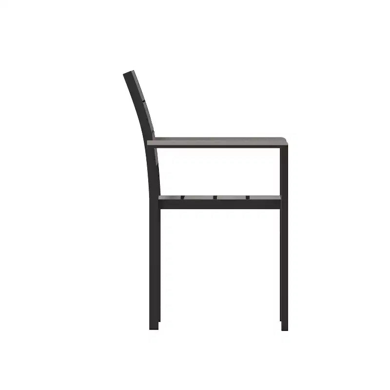 Chaise d'extérieur empilable Emma and Oliver avec assise, dossier et accoudoirs à lattes en polyéthylène imitation teck et cadre métallique