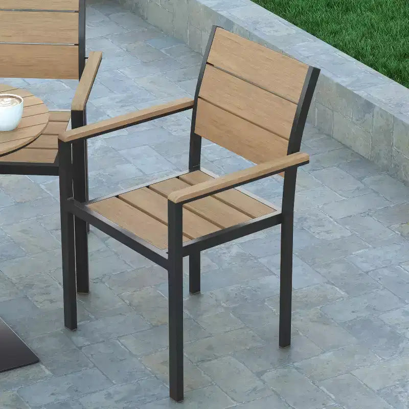 Chaise d'extérieur empilable Emma and Oliver avec assise, dossier et accoudoirs à lattes en polyéthylène imitation teck et cadre métallique