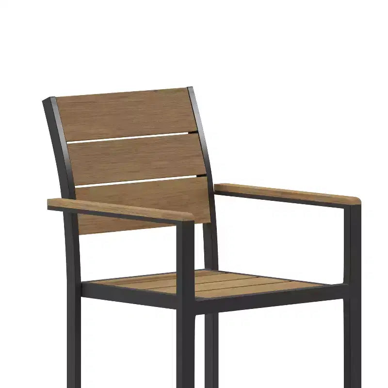 Chaise d'extérieur empilable Emma and Oliver avec assise, dossier et accoudoirs à lattes en polyéthylène imitation teck et cadre métallique