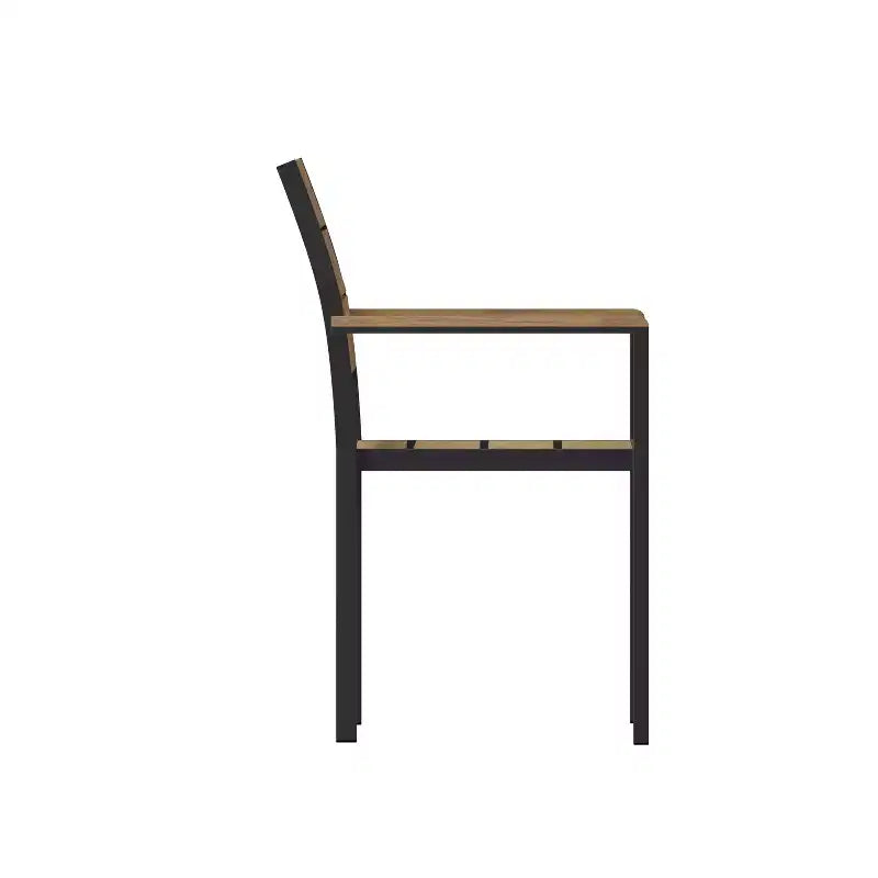 Chaise d'extérieur empilable Emma and Oliver avec assise, dossier et accoudoirs à lattes en polyéthylène imitation teck et cadre métallique