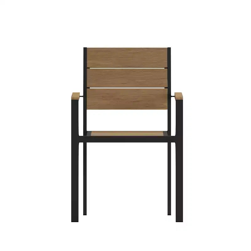 Chaise d'extérieur empilable Emma and Oliver avec assise, dossier et accoudoirs à lattes en polyéthylène imitation teck et cadre métallique