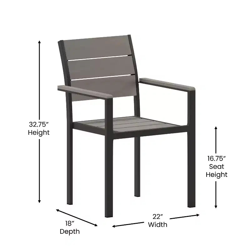 Chaise d'extérieur empilable Emma and Oliver avec assise, dossier et accoudoirs à lattes en polyéthylène imitation teck et cadre métallique