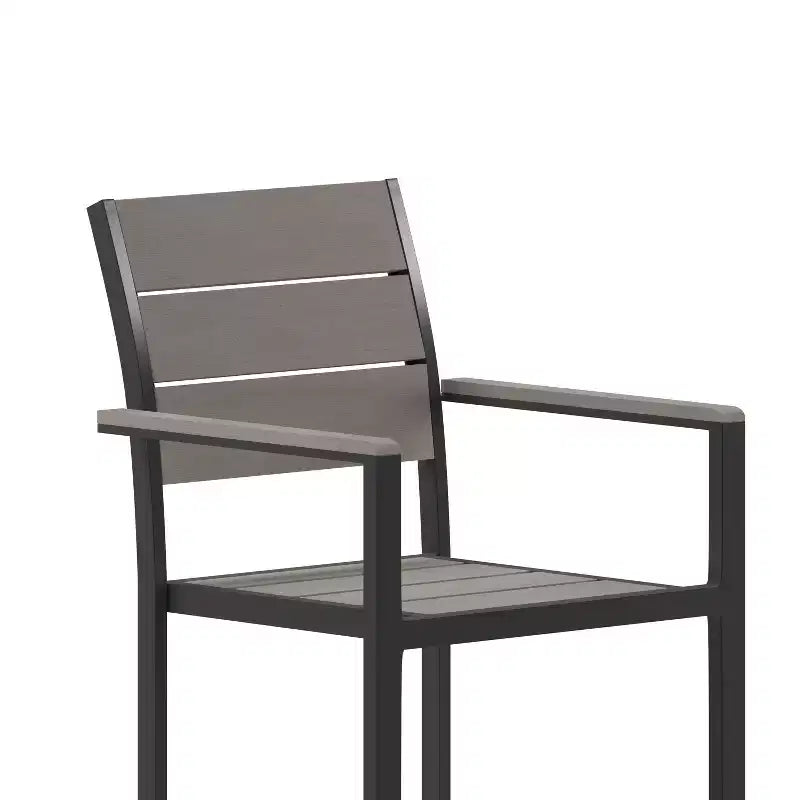 Chaise d'extérieur empilable Emma and Oliver avec assise, dossier et accoudoirs à lattes en polyéthylène imitation teck et cadre métallique