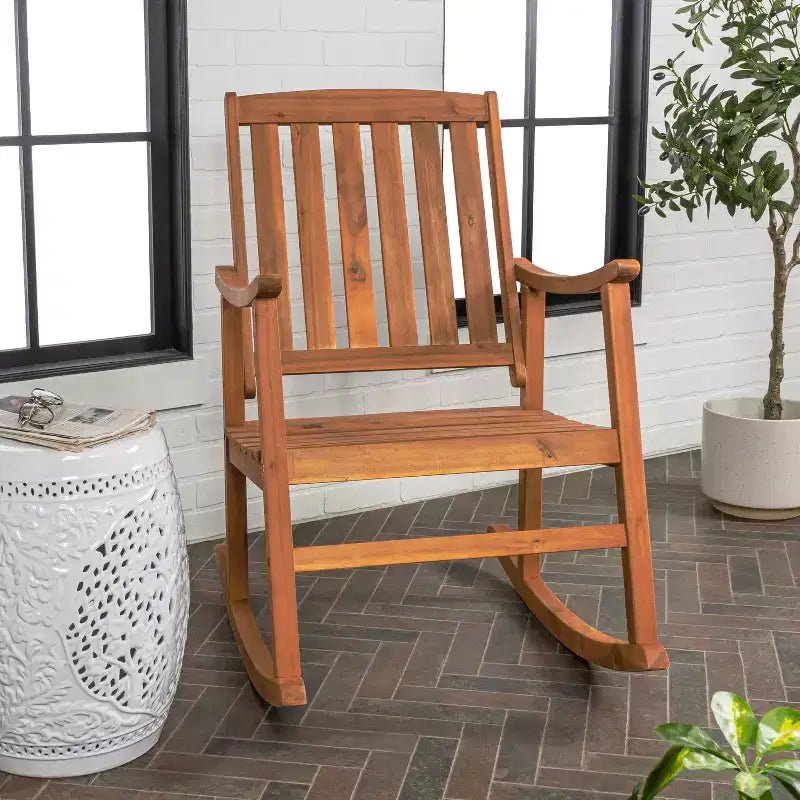 Fauteuil à bascule d'extérieur en bois d'acacia avec dossier à lattes Penny Classic - JONATHAN Y
