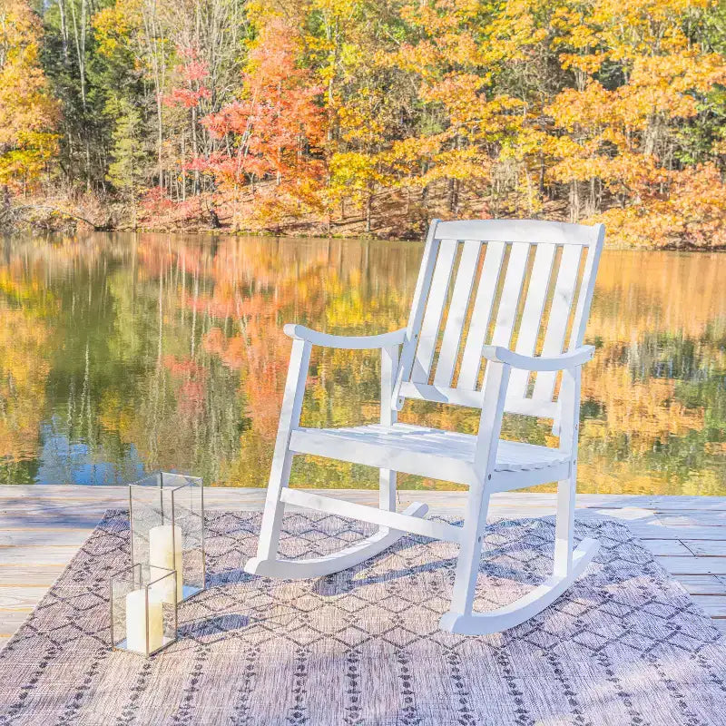 Fauteuil à bascule d'extérieur en bois d'acacia avec dossier à lattes Penny Classic - JONATHAN Y