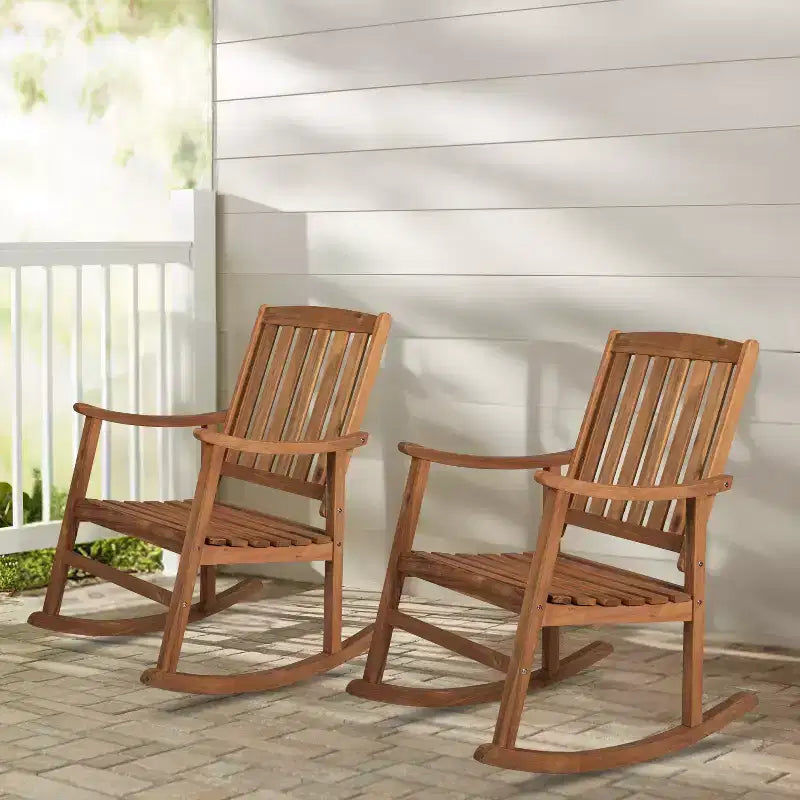 Paire de chaises à bascule d'extérieur Perry Classic en bois d'acacia avec dossier à lattes - JONATHAN Y