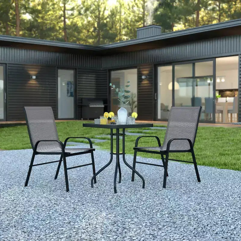 Ensemble de table de patio trois pièces Emma et Oliver avec table à cadre métallique carré avec plateau en verre trempé et deux chaises empilables Flex Comfort