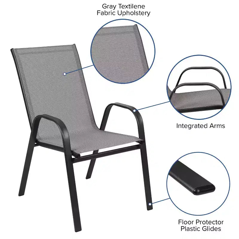 Ensemble de table de patio trois pièces Emma et Oliver avec table à cadre métallique carré avec plateau en verre trempé et deux chaises empilables Flex Comfort