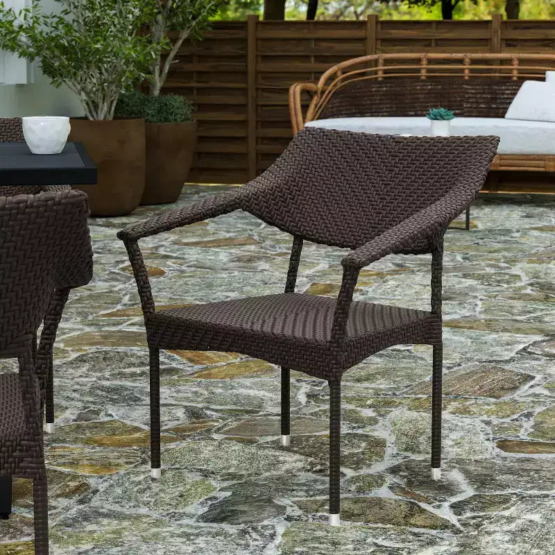 Chaise de salle à manger de patio moderne en rotin synthétique résistant à la décoloration et aux intempéries avec cadre en acier renforcé Merrick Lane