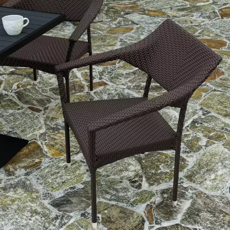Chaise de salle à manger de patio moderne en rotin synthétique résistant à la décoloration et aux intempéries avec cadre en acier renforcé Merrick Lane