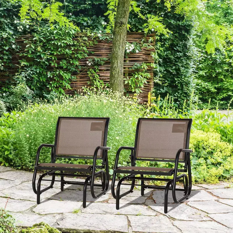 Outsunny Ensemble de 2 fauteuils de jardin à bascule, Chaise balançoire avec tissu maillé respirant, Accoudoirs incurvés pour porche, jardin, bord de piscine, balcon, Marron