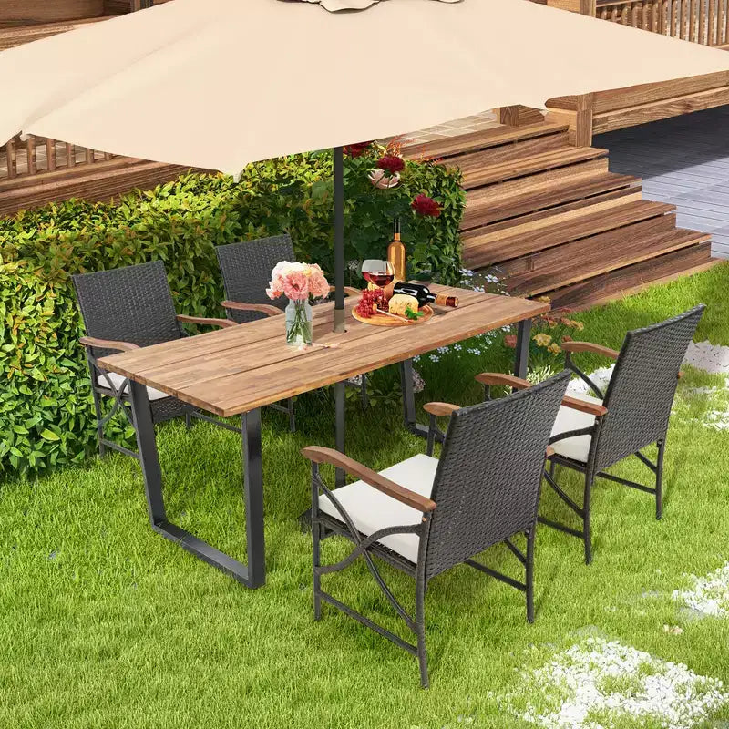 Costway Ensemble de salle à manger en rotin 5 pièces pour patio, table en bois d'acacia et 4 chaises en osier avec trou pour parasol