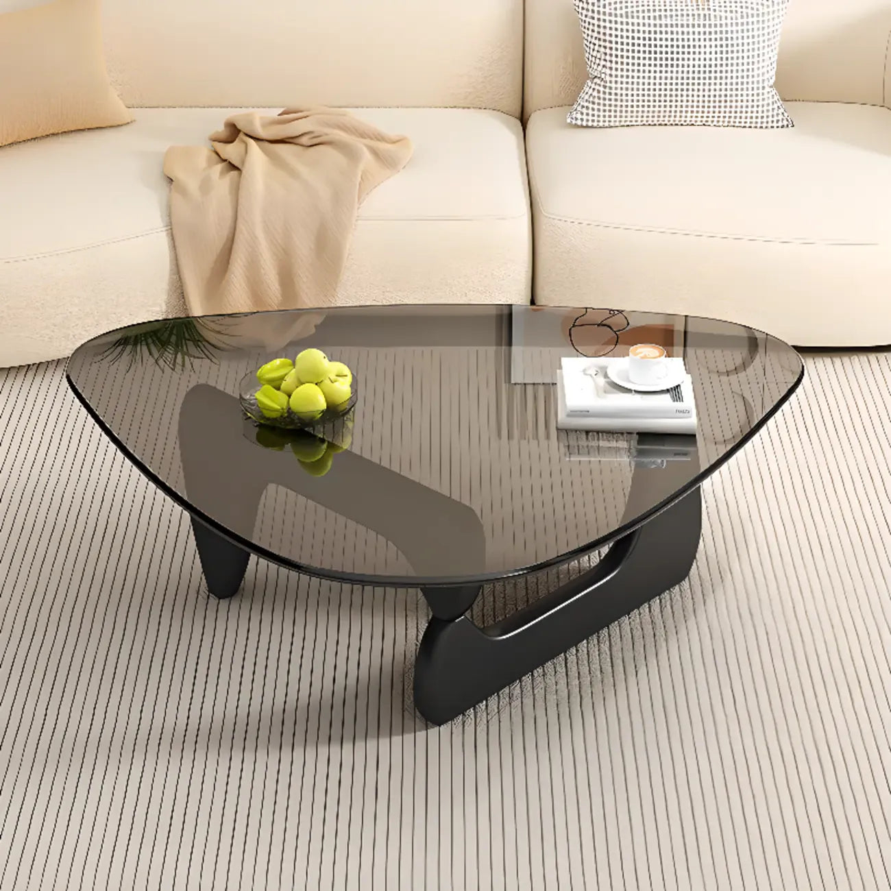 Table basse triangulaire en bois avec plateau en verre