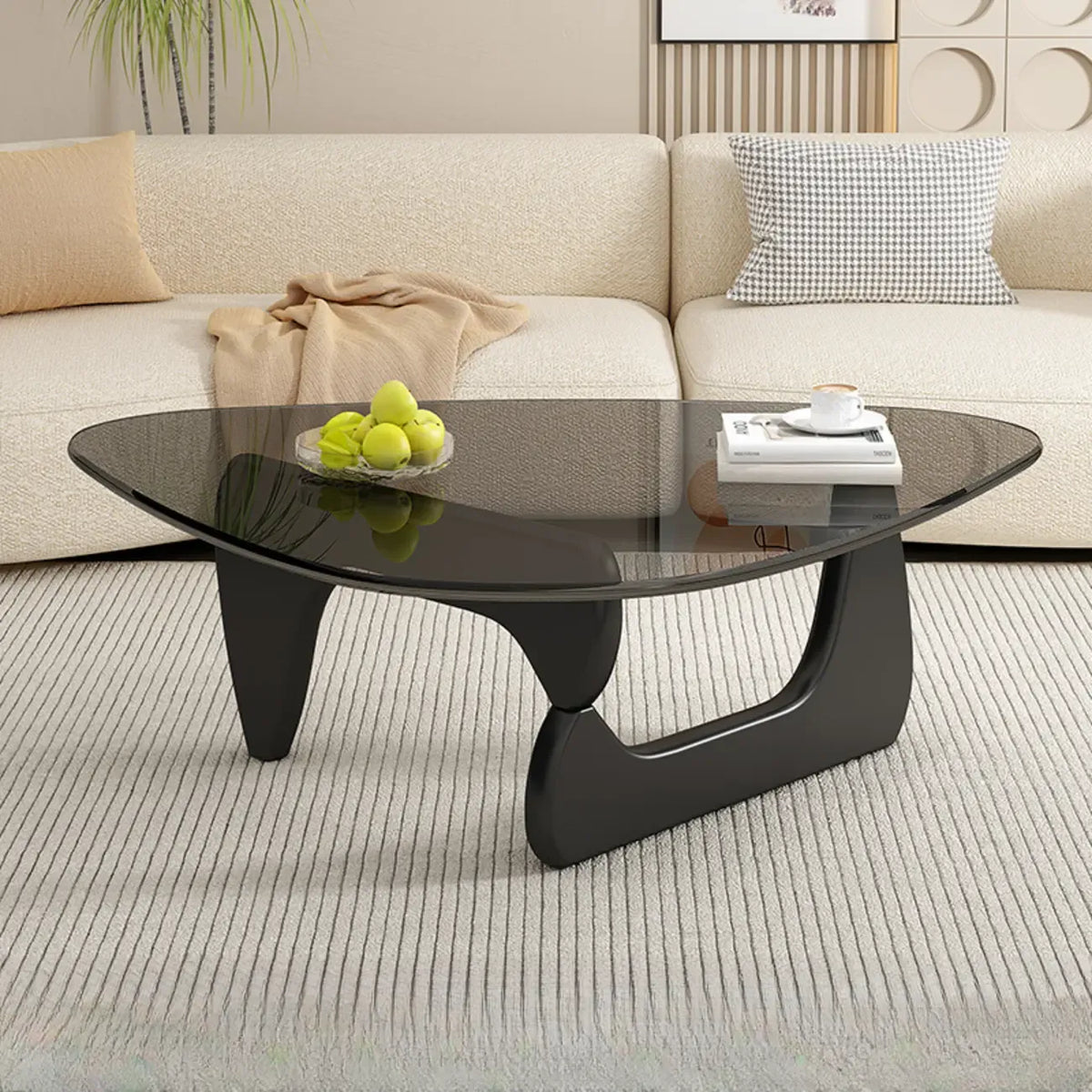 Table basse triangulaire en bois avec plateau en verre
