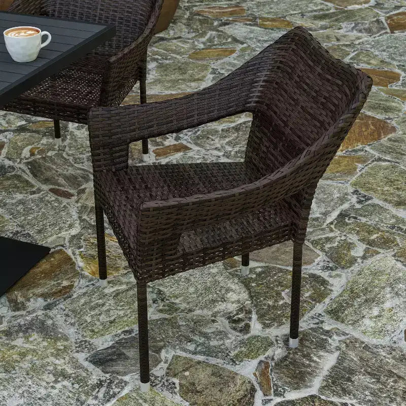 Chaise de salle à manger empilable Merrick Lane résistante aux intempéries pour l'intérieur et l'extérieur avec cadre en acier et rotin PE