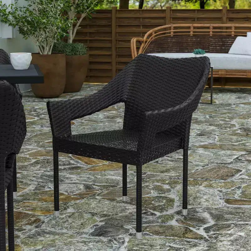 Chaise de salle à manger empilable Merrick Lane résistante aux intempéries pour l'intérieur et l'extérieur avec cadre en acier et rotin PE
