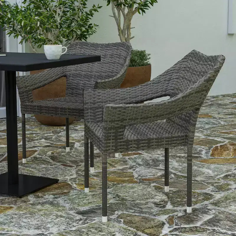 Chaise de salle à manger empilable Merrick Lane résistante aux intempéries pour l'intérieur et l'extérieur avec cadre en acier et rotin PE