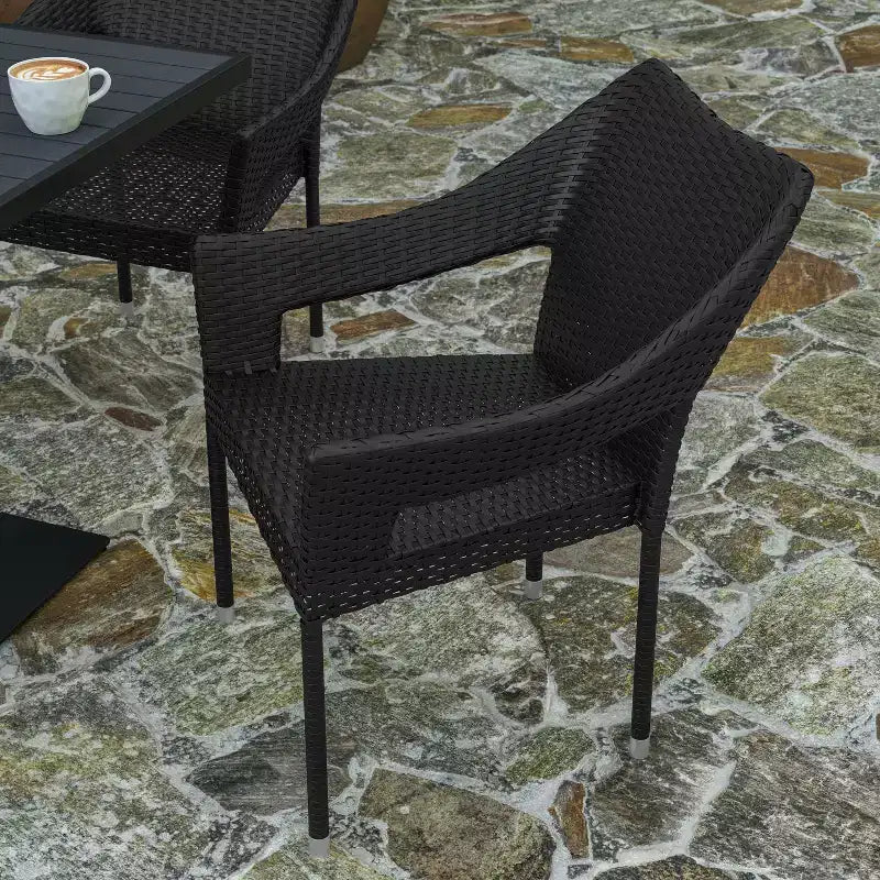 Chaise de salle à manger empilable Merrick Lane résistante aux intempéries pour l'intérieur et l'extérieur avec cadre en acier et rotin PE
