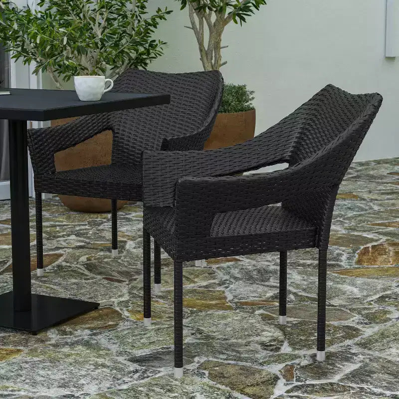 Chaise de salle à manger empilable Merrick Lane résistante aux intempéries pour l'intérieur et l'extérieur avec cadre en acier et rotin PE