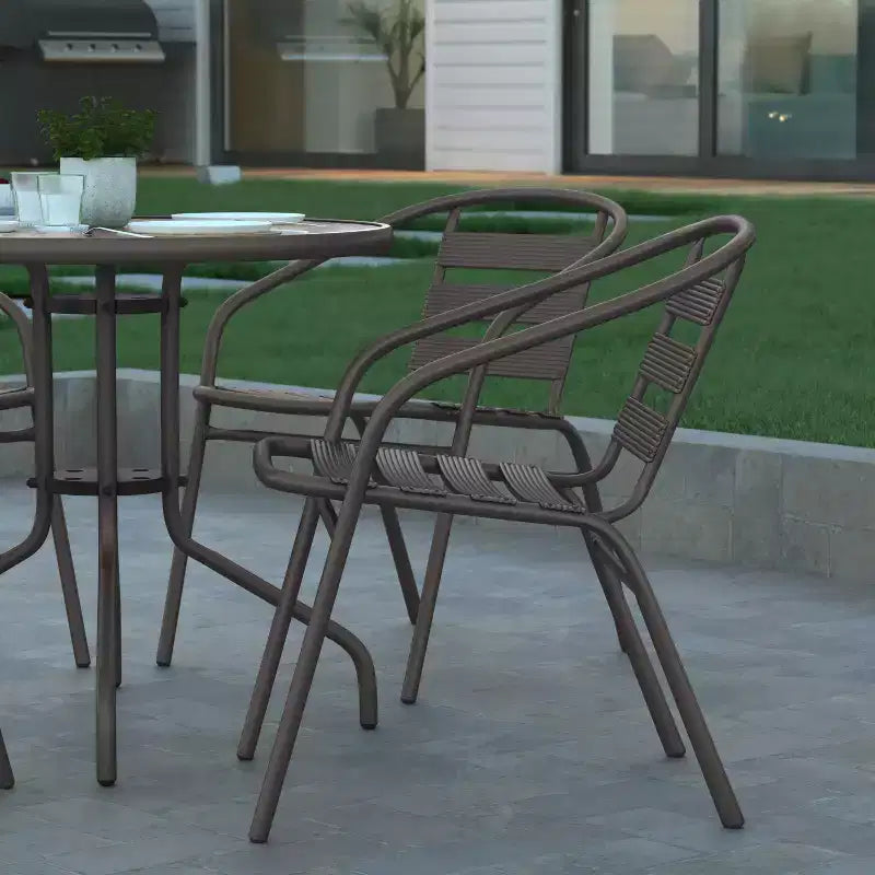 Table Emma et Oliver 80 cm en Verre Rond avec 4 Chaises Empilables à Lattes en Aluminium