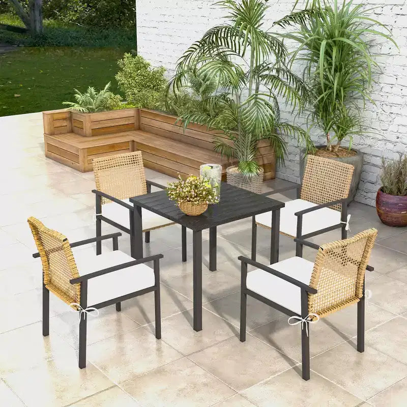 Outsunny Ensemble de salle à manger 5 pièces en osier pour l'intérieur et l'extérieur, table et chaises de patio en métal avec coussins moelleux, beige