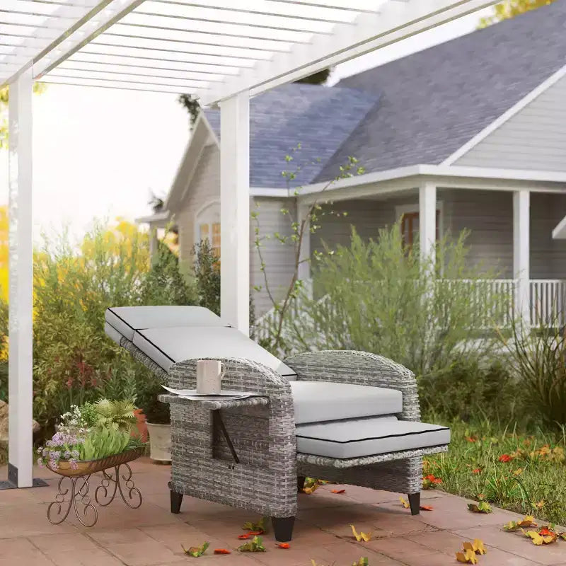 Fauteuil de relaxation extérieur Outsunny avec coussins, chaise longue de patio inclinable en rotin PE avec repose-pieds réglable, accoudoirs, table latérale