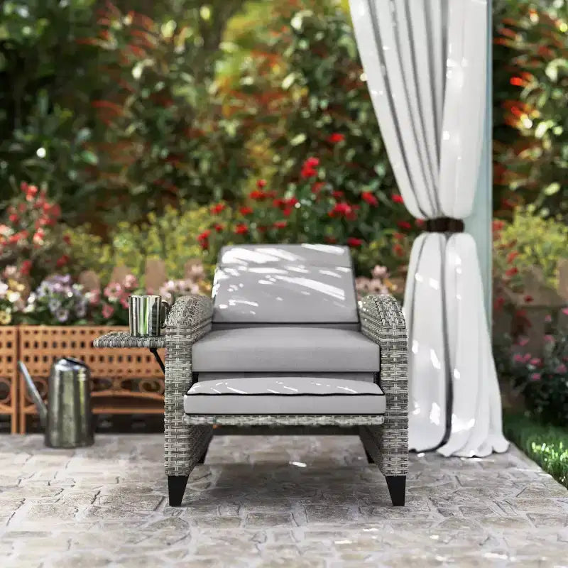 Fauteuil de relaxation extérieur Outsunny avec coussins, chaise longue de patio inclinable en rotin PE avec repose-pieds réglable, accoudoirs, table latérale
