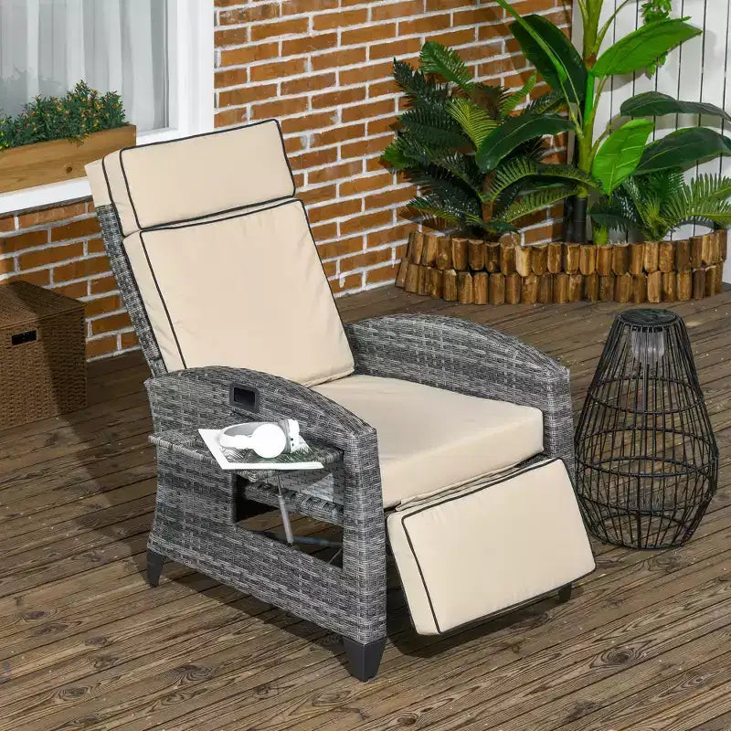 Fauteuil de relaxation extérieur Outsunny avec coussins, chaise longue de patio inclinable en rotin PE avec repose-pieds réglable, accoudoirs, table latérale