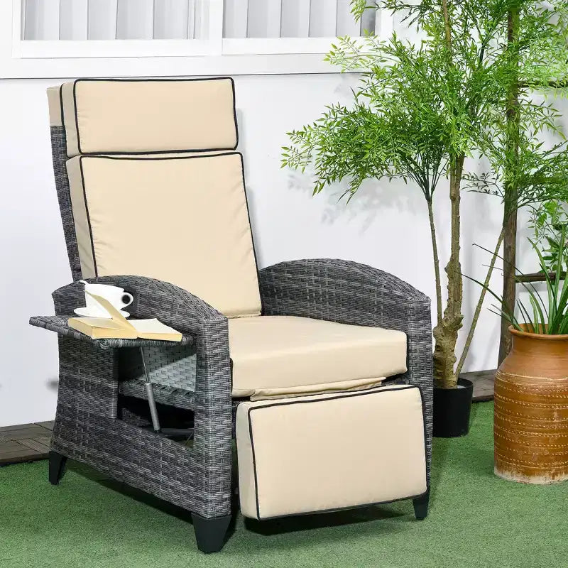 Fauteuil de relaxation extérieur Outsunny avec coussins, chaise longue de patio inclinable en rotin PE avec repose-pieds réglable, accoudoirs, table latérale