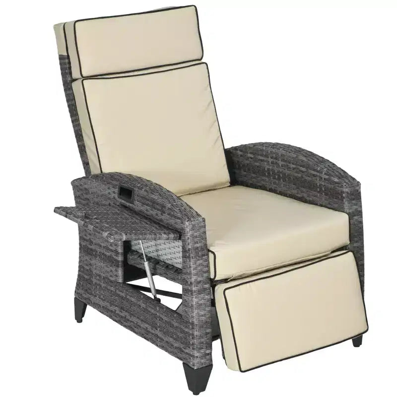 Fauteuil de relaxation extérieur Outsunny avec coussins, chaise longue de patio inclinable en rotin PE avec repose-pieds réglable, accoudoirs, table latérale