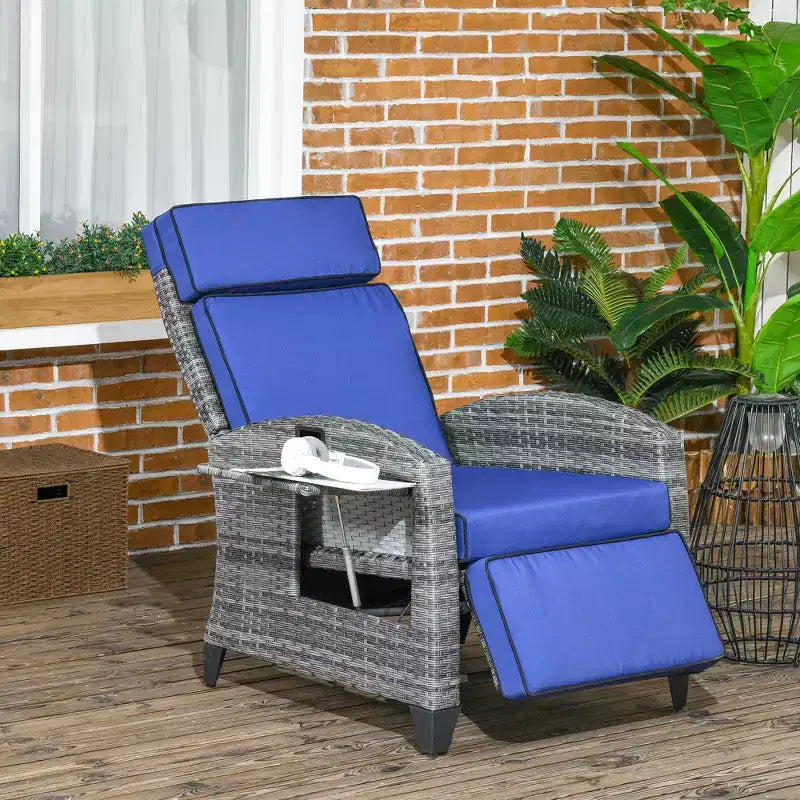 Fauteuil de relaxation extérieur Outsunny avec coussins, chaise longue de patio inclinable en rotin PE avec repose-pieds réglable, accoudoirs, table latérale