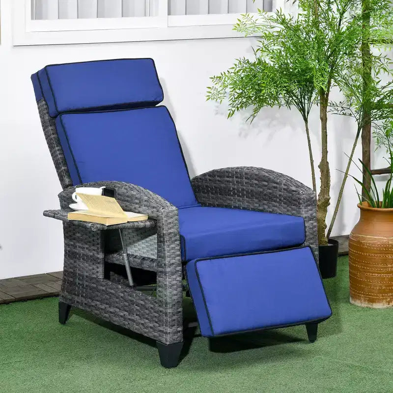 Fauteuil de relaxation extérieur Outsunny avec coussins, chaise longue de patio inclinable en rotin PE avec repose-pieds réglable, accoudoirs, table latérale