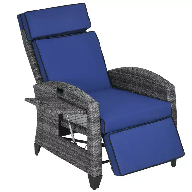 Fauteuil de relaxation extérieur Outsunny avec coussins, chaise longue de patio inclinable en rotin PE avec repose-pieds réglable, accoudoirs, table latérale