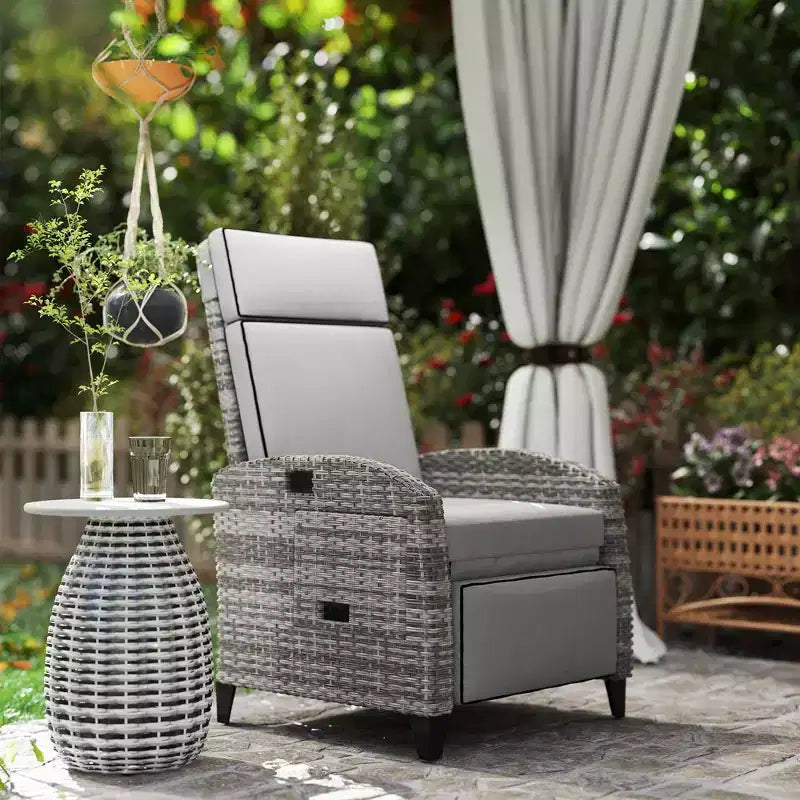 Fauteuil de relaxation extérieur Outsunny avec coussins, chaise longue de patio inclinable en rotin PE avec repose-pieds réglable, accoudoirs, table latérale