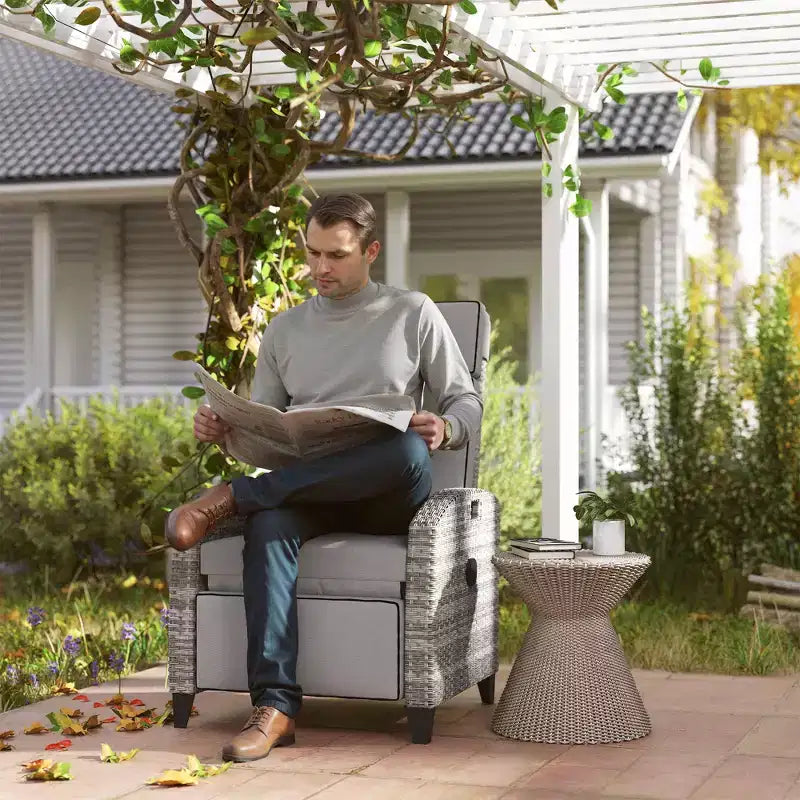 Fauteuil de relaxation extérieur Outsunny avec coussins, chaise longue de patio inclinable en rotin PE avec repose-pieds réglable, accoudoirs, table latérale