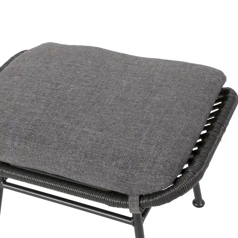 Ensemble de conversation en osier de style bohème moderne d'extérieur Chalet avec poufs par Christopher Knight Home