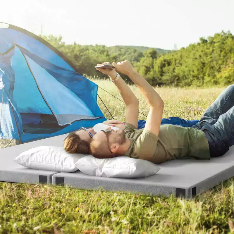 Matelas de camping en mousse à mémoire de forme Costway avec fond antidérapant, sac de voyage pour le couchage en extérieur, gris/bleu