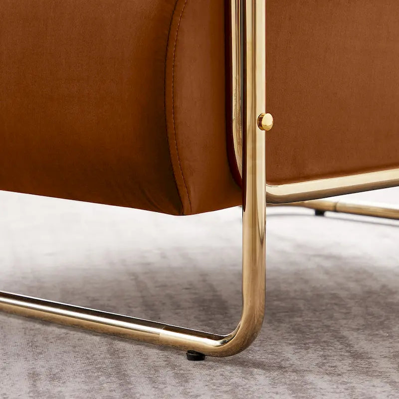 Fauteuil VANOMi 31 large en velours futuriste avec structure dorée brillante et dossier cylindrique