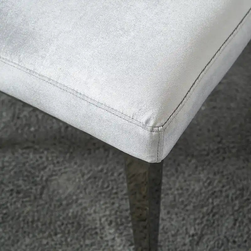 Chaises de salle à manger en velours avec dossier à texture réticulée et garniture métallique sur le dessus