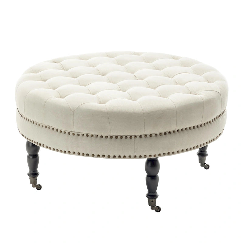 Pouf de cocktail rond en tissu Indy Porthos Home avec pieds et roulettes en bois d'hévéa
