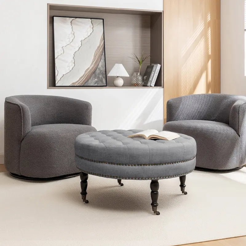 Pouf de cocktail rond en tissu Indy Porthos Home avec pieds et roulettes en bois d'hévéa