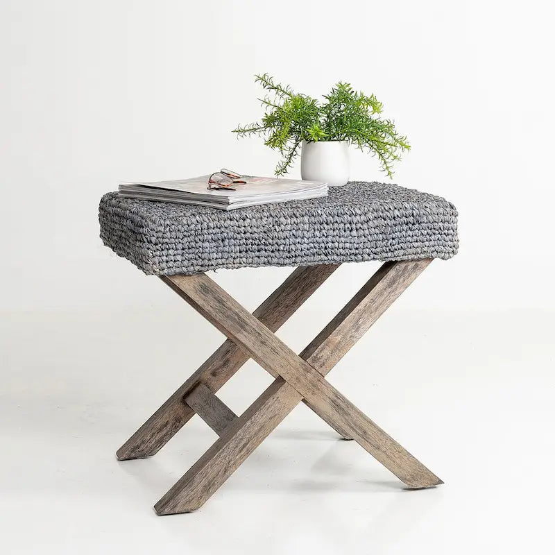 Pouf artisanal en raphia naturel et bois de East at Main