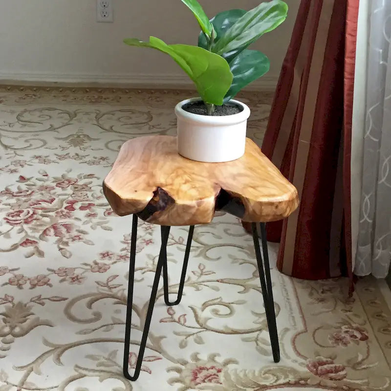 Table basse en bois de cèdre à bord brut