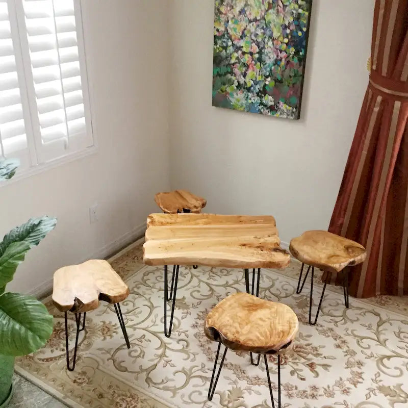 Table basse en bois de cèdre à bord brut